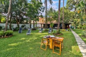 Zahrada ubytování Casa Saipem with River View & Kitchen access by StayVista