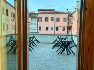 desde la ventana de un patio con bancos en Your Room to visit Venice Marco Polo 10 min en Mestre