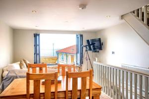 een eetkamer met een tafel en stoelen en een raam bij Sea Spray in Sheringham