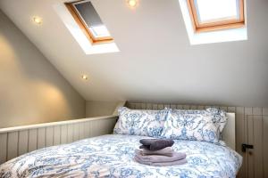 een slaapkamer met een bed met handdoeken erop bij Sea Spray in Sheringham