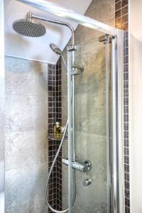 een douche met een glazen deur in een badkamer bij Sea Spray in Sheringham +3 foto's