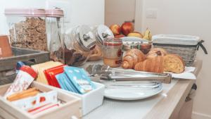 - une table avec du pain et d'autres produits alimentaires dans l'établissement Guesthouse Aschenez, à Reggio de Calabre