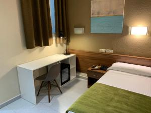 a room with a television and a bed in it at Hotel Aneto in Barcelona
