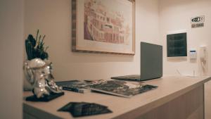un escritorio con ordenador portátil. en Guesthouse Aschenez, en Reggio Calabria