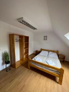 Antal Guesthouse في Ghimeş-Făget: غرفة نوم مع سرير ورف كتاب