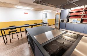 Kuchyň nebo kuchyňský kout v ubytování Marathon Hostel