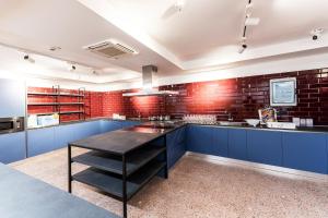 Kuchyň nebo kuchyňský kout v ubytování Marathon Hostel
