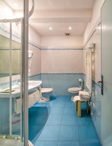 a bathroom with two sinks and two toilets at Raffaelli Villino Limoni in Forte dei Marmi