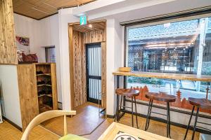 un bar con sgabelli in una stanza con finestra di 久宿　白川 a Kyoto