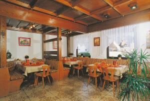 - un restaurant avec des tables et des chaises dans une salle dans l'établissement Gasthof und Pension Zur Frischen Quelle, à Heigenbrücken