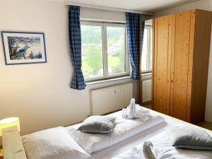 カプルーンにあるApartment Bebette - 1 Bedroom- Austrian Alpine Getawaysのベッドルーム1室(ベッド2台、窓付)