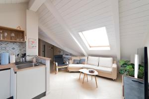 a living room with a couch and a table at TO-Housing3, luce e relax al centro di Torino in Turin