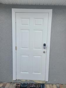 una puerta blanca en el lateral de un edificio en Diamond 4, en Tampa