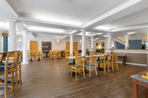 une salle à manger avec des tables et des chaises dans l'établissement Best Western PLUS Executive Court Inn & Conference Center, à Manchester