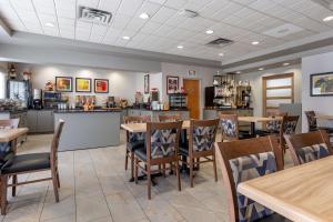 a restaurant with tables and chairs and a counter at Best Western Plus Pembina Inn & Suites in Winnipeg
