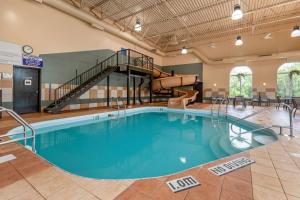 - une grande piscine avec toboggan dans un bâtiment dans l'établissement Best Western Plus Pembina Inn & Suites, à Winnipeg