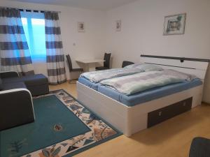 1 dormitorio con 1 cama y sala de estar en Finihaus en Bad Zell