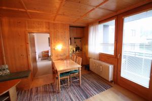 a dining room with a table and a kitchen at Apartment Bebette - 1 Bedroom- Austrian Alpine Getaways in Winklerdörfl