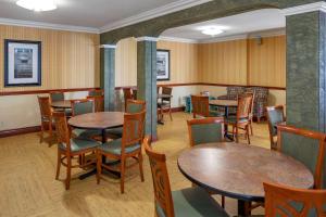 comedor con mesas y sillas en Quality Inn Placentia Anaheim Fullerton, en Placentia
