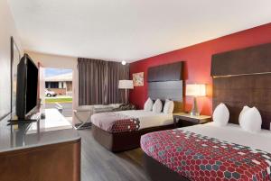 Habitación de hotel con 2 camas y TV de pantalla plana. en Econo Lodge North Washington, en Washington