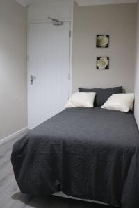 Lova arba lovos apgyvendinimo įstaigoje Dorcas Lodge - Lovely 5 Bedroom home with free parking and Wi-Fi