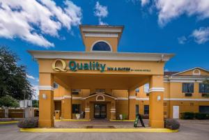 a university building with a sign on it at Quality Inn & Suites Granbury in Granbury