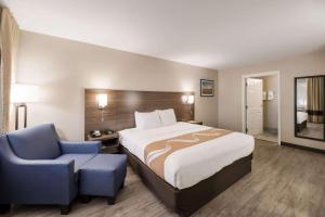 Postel nebo postele na pokoji v ubytování Quality Inn