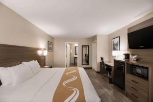 Postel nebo postele na pokoji v ubytování Quality Inn