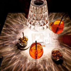 un tavolo con due bicchieri di arance e ciotole di frutta di Fabio's Place ad Aradeo