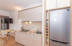 Dapur atau dapur kecil di Awesome Apartment In Primosten With Wifi And 2 Bedrooms