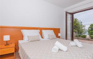 Gulta vai gultas numurā naktsmītnē Awesome Apartment In Primosten With Wifi And 2 Bedrooms