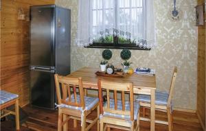 een keuken met een houten tafel en een koelkast bij Amazing Home In Molza With Kitchen in Molza