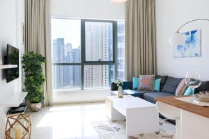 - un salon avec un canapé et une grande fenêtre dans l'établissement HiGuests - Incredible apartment at the top of Dubai Marina, à Dubaï