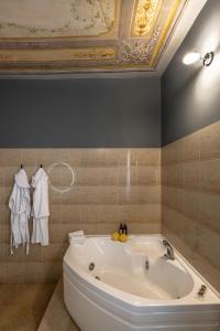 bagno con vasca bianca e soffitto di Villa Moro Lin Design Apartments a Mestre
