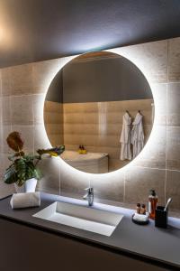 bagno con lavandino e specchio di Villa Moro Lin Design Apartments a Mestre