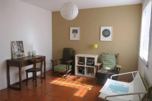 sala de estar con escritorio, sillas y mesa en Spacious house with garden, La Plata center. en La Plata