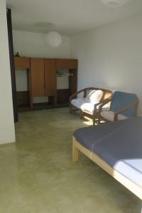 Habitación con 1 cama, 2 sillas y mesa. en Spacious house with garden, La Plata center. en La Plata
