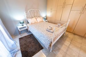un dormitorio con una cuna con dos animales de peluche en Muses old town ioannina 2, en Ioannina