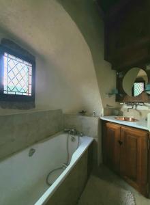 uma casa de banho com uma banheira e um lavatório em Chambre d'Hôtes au Château de Belcastel em Belcastel