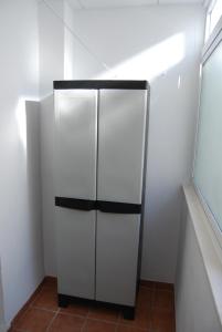 um frigorífico branco num quarto com uma escada em Apartamento Antón Gómez em Lucena