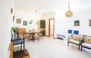 sala de estar con sofá y mesa en Amazing Apartment In Cetraro With Kitchen, en Cetraro