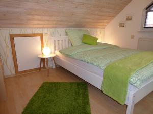 Dormitorio pequeño con cama y espejo en Göttliche Vogelstimmen Gäste aus 57 Nationen en Bad Boll