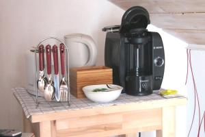 a counter with a coffee maker and utensils on it at Göttliche Vogelstimmen Gäste aus 57 Nationen in Bad Boll