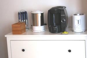 a counter with a coffee maker and a appliance on it at Göttliche Vogelstimmen Gäste aus 57 Nationen in Bad Boll