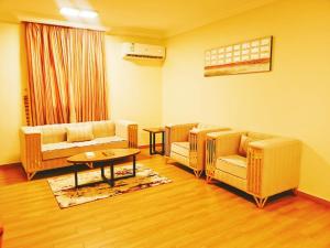 延布的住宿－Taraf Yanbu 2，客厅配有两张沙发和一张桌子