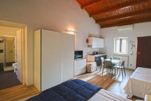 Cet appartement comprend une chambre avec un lit et une cuisine avec une table. dans l'établissement Dalmati House San Lorenzo, à Rome