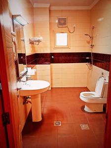 a bathroom with a sink and a toilet at Taraf Yanbu 2 in Yanbu