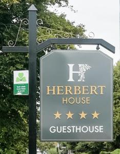 Vottorð, verðlaun, skilti eða annað skjal til sýnis á Herbert House ,V93 RF64