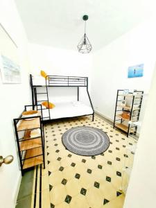 Pokój z łóżkiem i podłogą wyłożoną kafelkami w obiekcie P Casa con Azotea privada y Céntrica. WiFi+Netflix w mieście El Puerto de Santa María +36 zdjęć