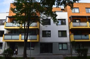 un edificio de apartamentos con un árbol delante de él en Severan New Appartement 1 en Martin